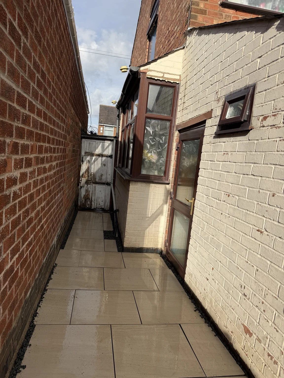 Porcelain paving through the side passage